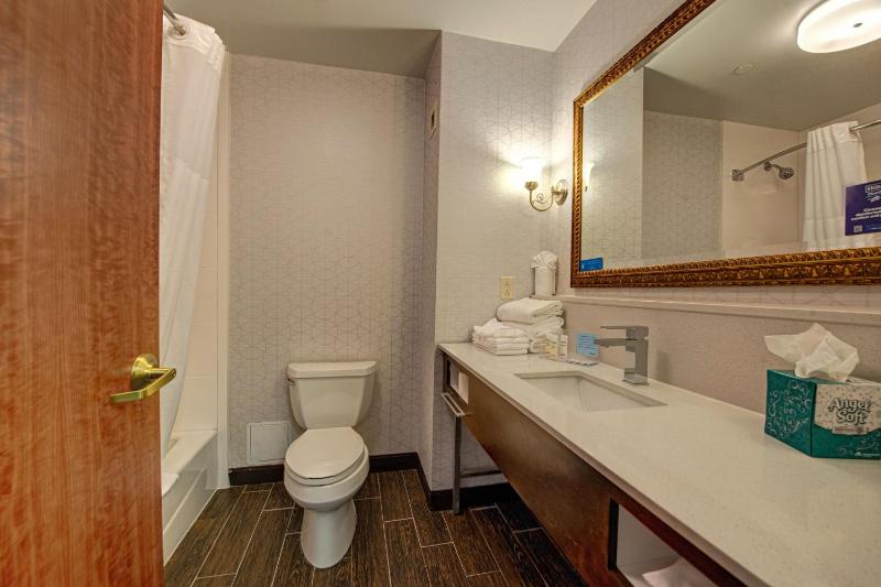 Room with Two Queen Beds - Non-Smoking image 3