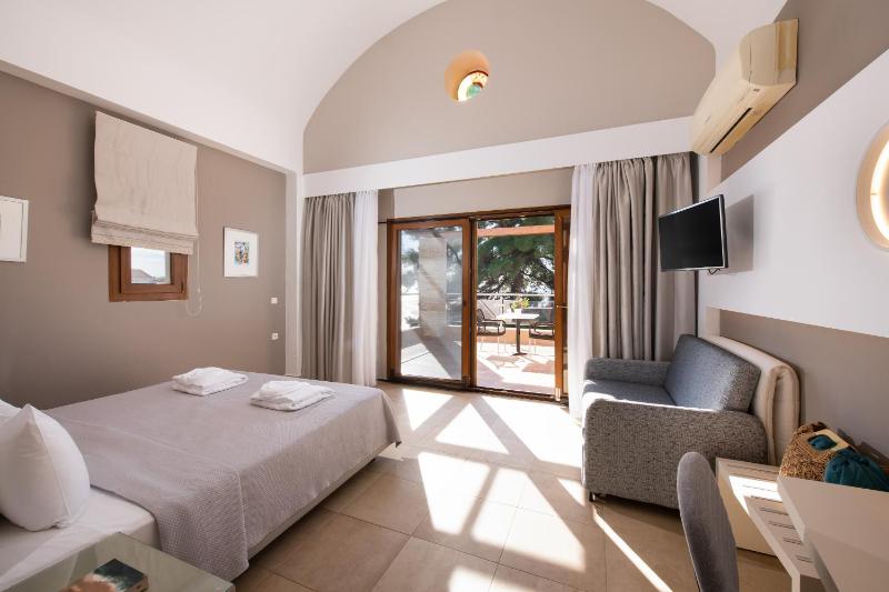 Superior Double Room with Garden View image 4