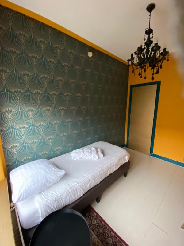 Standard Single Room with Shared Bathroom image 1