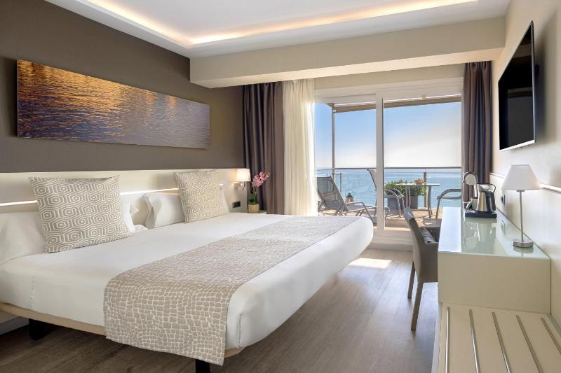 Superior Double or Twin Room with Sea View image 3