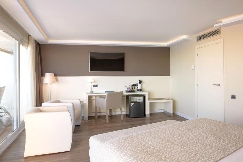 Junior Suite Side Sea View (2 Adults) image 4