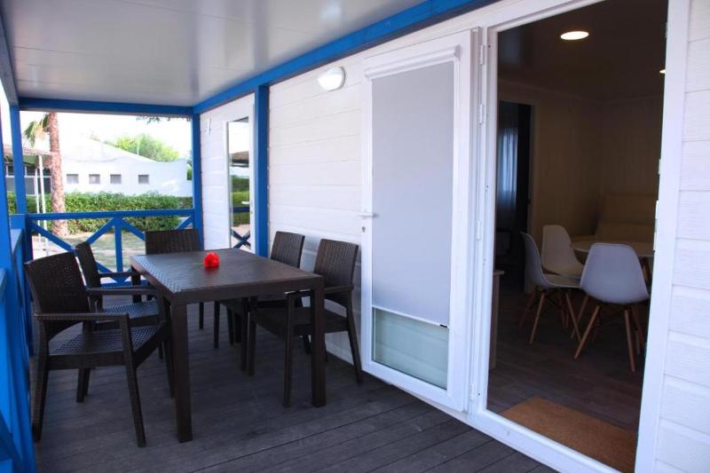 Deluxe Bungalow image 2