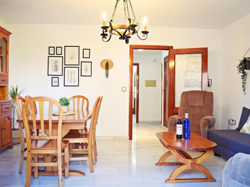Amplio y luminoso apartamento cerca del centro y la playa con piscina y parking privado Images