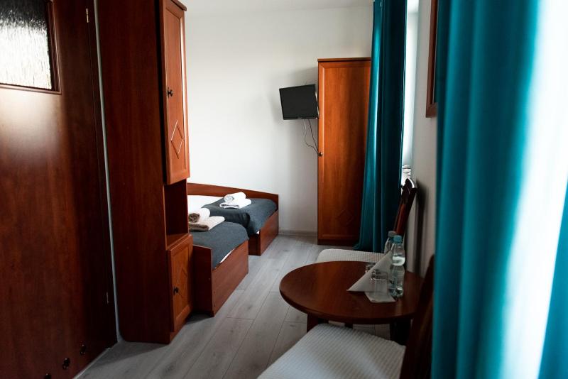 Twin Room with Bathroom image 3