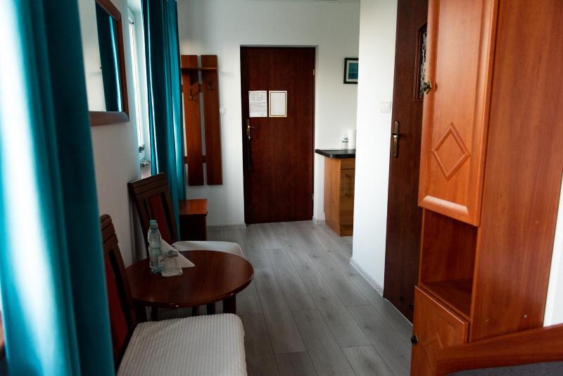 Twin Room with Bathroom image 4