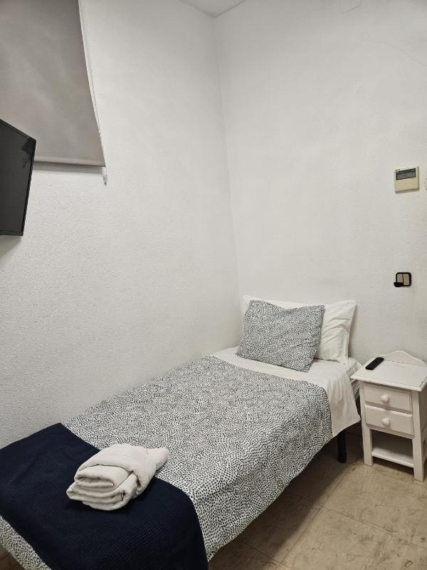 Standard Single Room with Shared Bathroom image 4