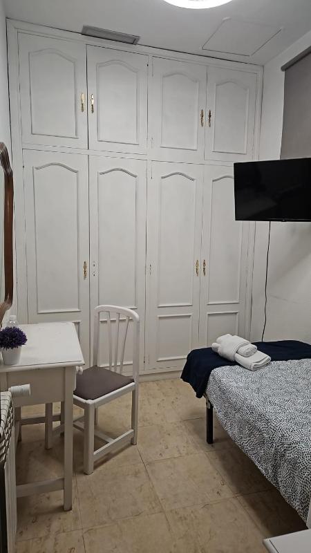 Standard Single Room with Shared Bathroom image 3