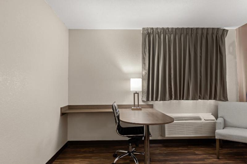 Queen Room - Disability Access image 2