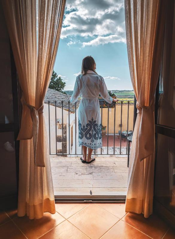 Double Room with Sea View image 4