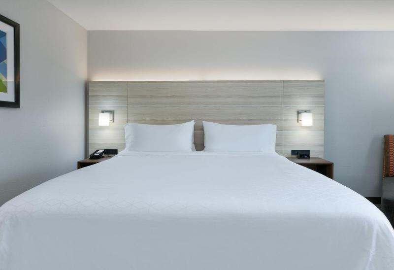 Standard King Room image 1