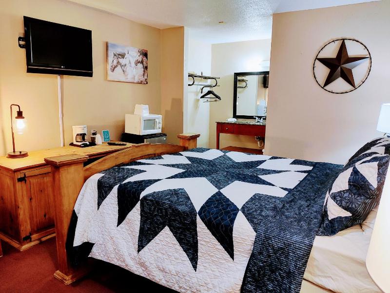 Premium Queen Room image 4