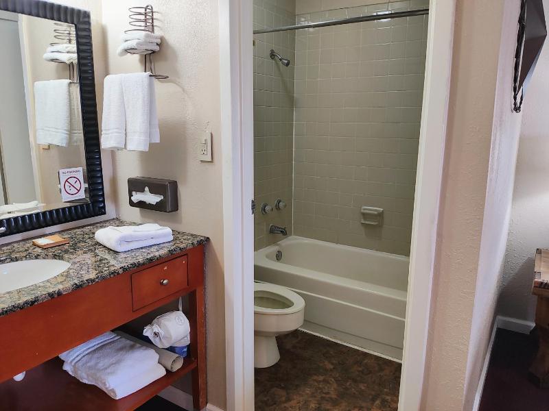 Premium Queen Room image 2