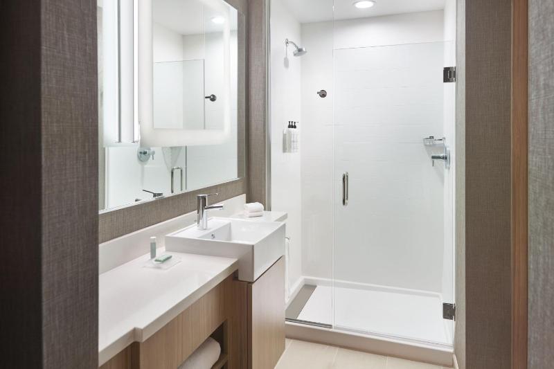 Queen Suite with Trundle Bed and Garden View image 3