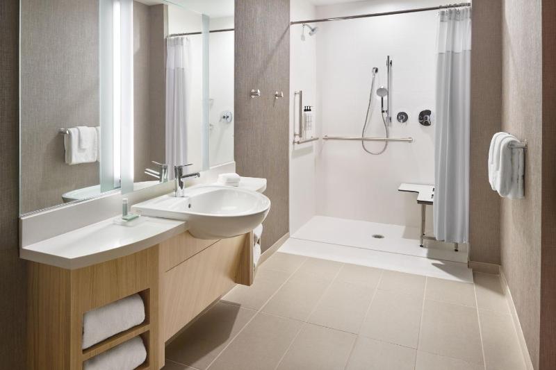 Queen Suite with Trundle Bed and Garden View image 4