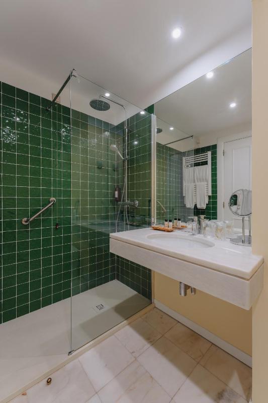 Single Room with Garden View image 3