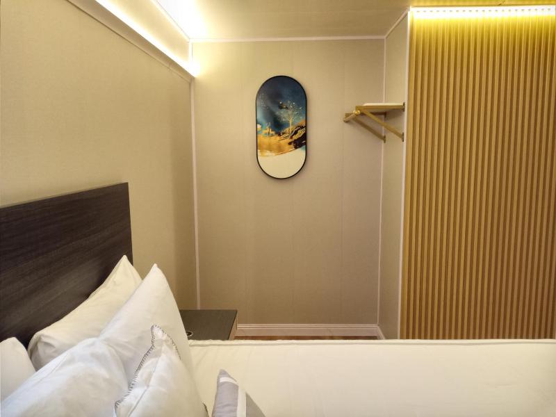Deluxe King Room image 3