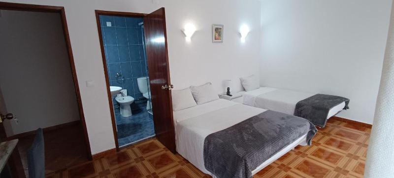 Triple Room with Balcony image 4