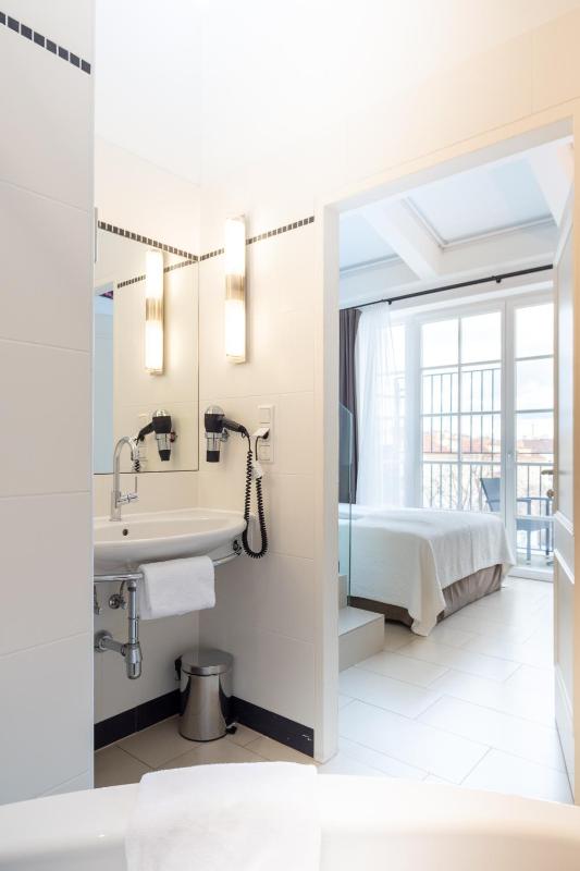 Standard Single Room with Balcony and Garden View image 3