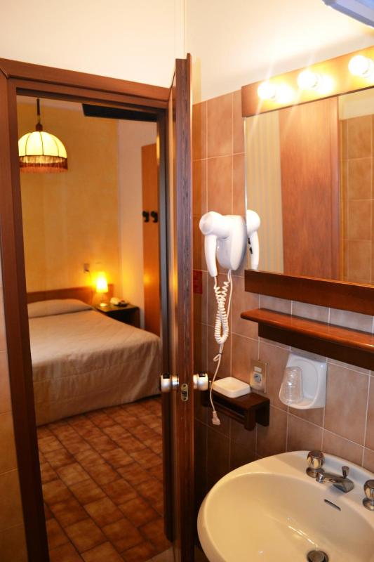 Economy Twin Room image 4