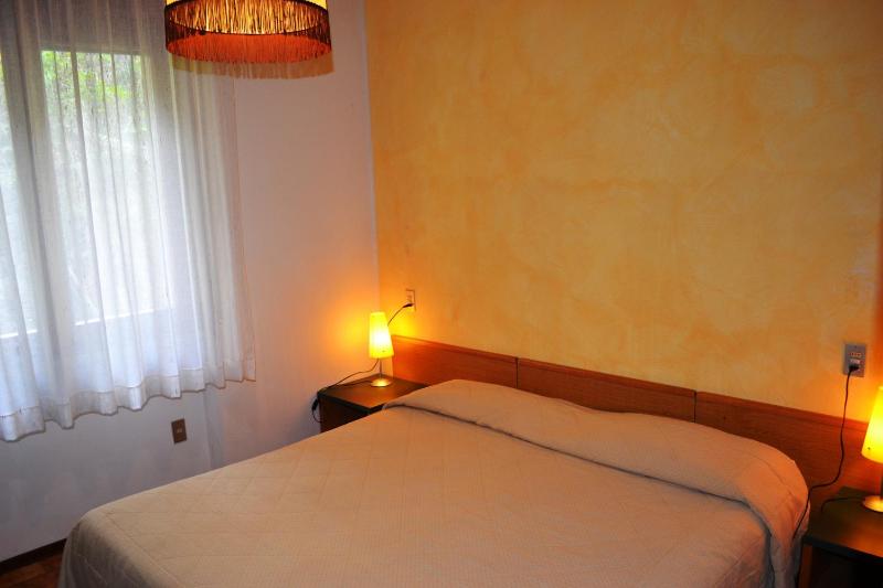 Economy Twin Room image 3
