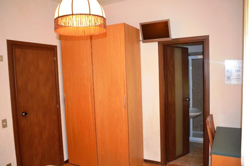 Economy Twin Room image 2