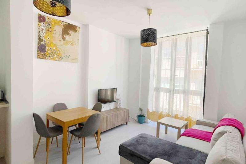 Stylish 2 Bedroom Apartment Next to LaMerced Plaza Images