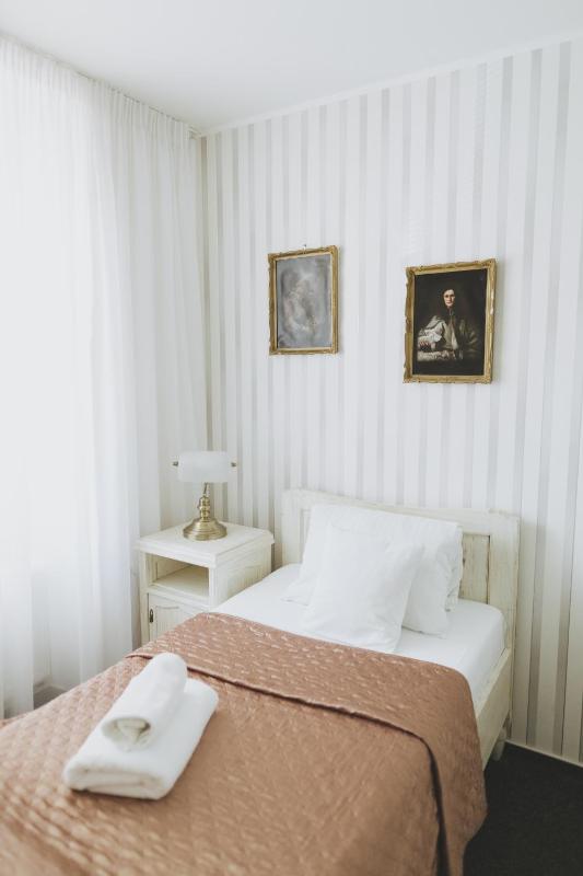 Small Single Room image 3