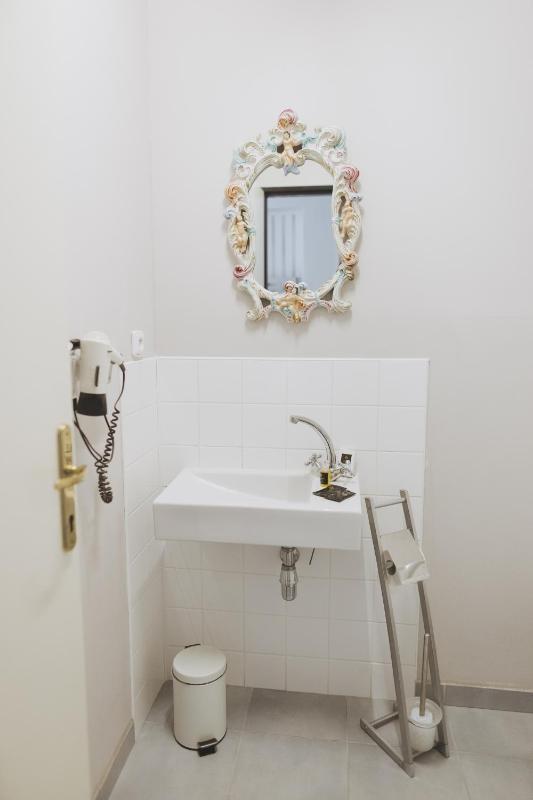 Small Single Room image 2