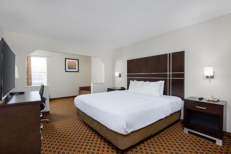 King Room with Sofa Bed - Non Smoking image 1