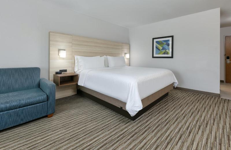 Standard King Room with Sofa Bed image 4