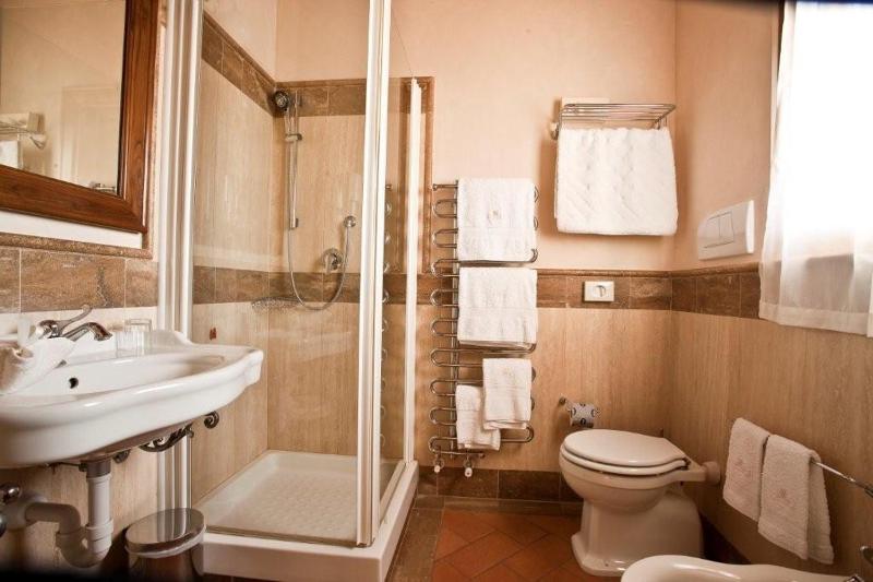 Deluxe Double or Twin Room image 2