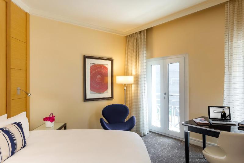 Beverly Luxury Room, 1 king-size bed, Beverly Blvd View image 2
