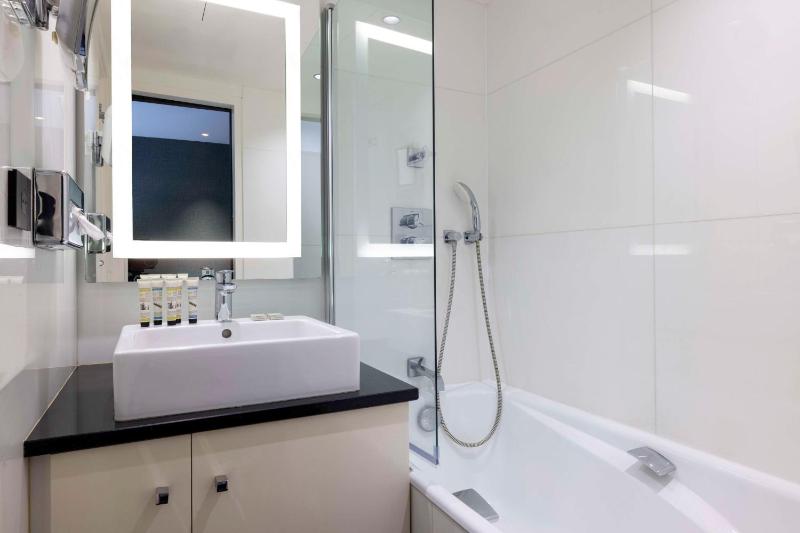 Family Queen Room with Bunk Bed image 4