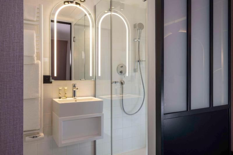 Executive Queen Room - Non-Smoking image 2