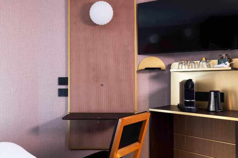 Executive Queen Room - Non-Smoking image 4