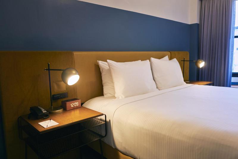Superior King Room image 3