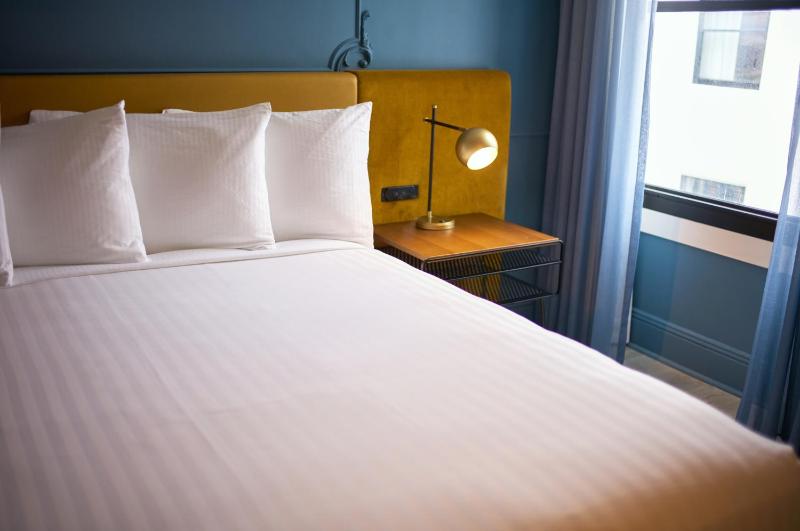 Standard King Room image 3