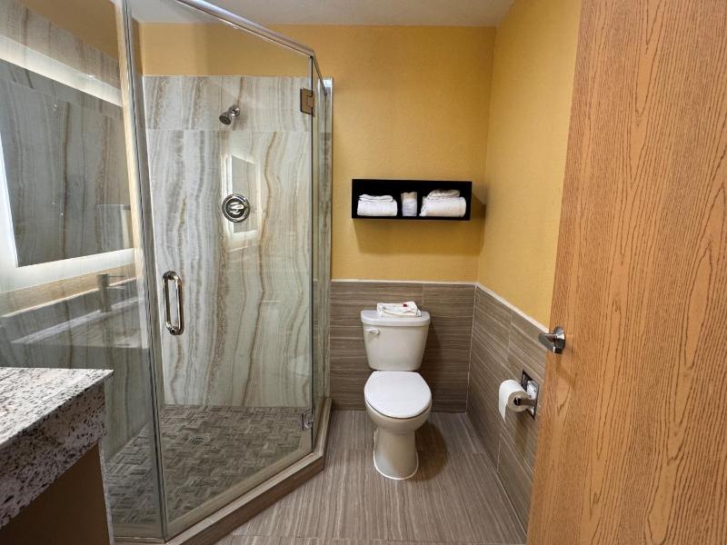 Queen Room - Non-Smoking image 1