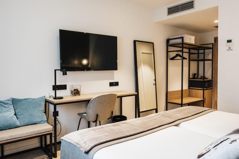 Double Room with Free Parking image 2