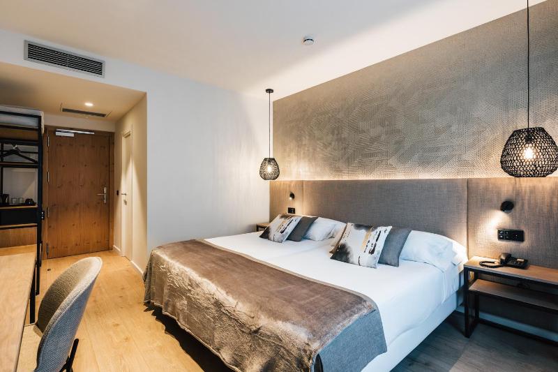 Double Room with Free Parking image 3