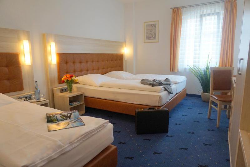 Economy Triple- in the historical main building (3-star category) image 4