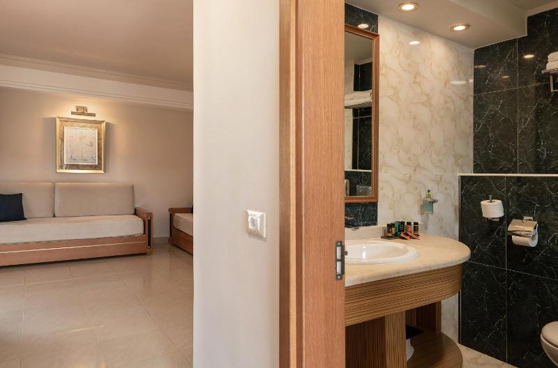 Family Suite with Garden View and Sharing Pool image 2