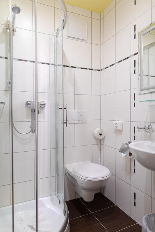 Standard Double Room image 3