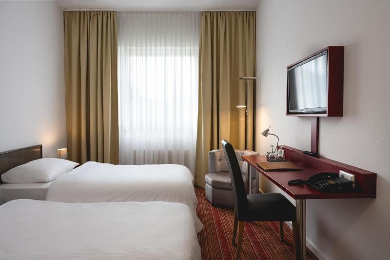 Twin Room image 4