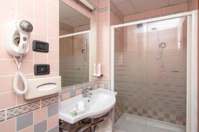 Standard Twin Room image 2