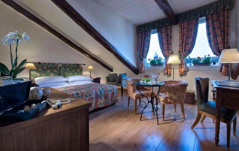 Double Room with French Bed image 4