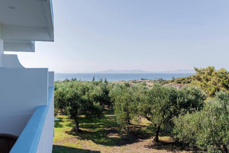 Triple Room with Sea View image 2