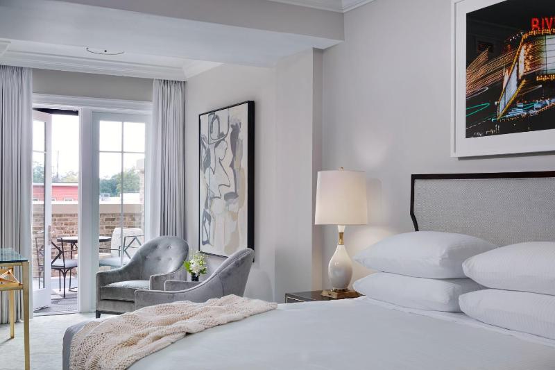 Deluxe Suite image 2