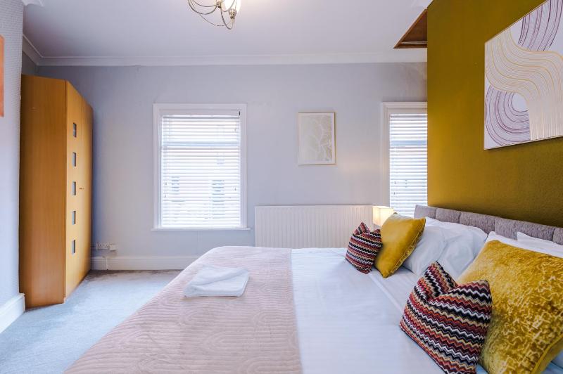 Queens Avenue - Central Chester Home - Sleeps 9 - image 8