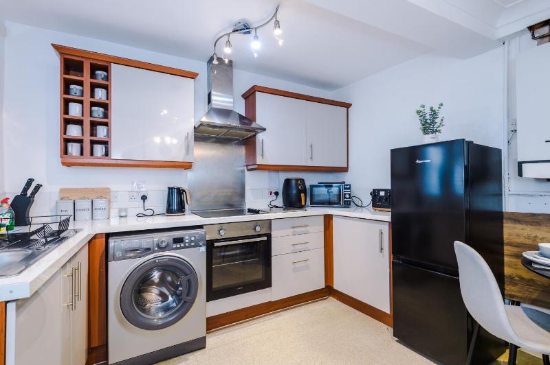 Queens Avenue - Central Chester Home - Sleeps 9 - image 12